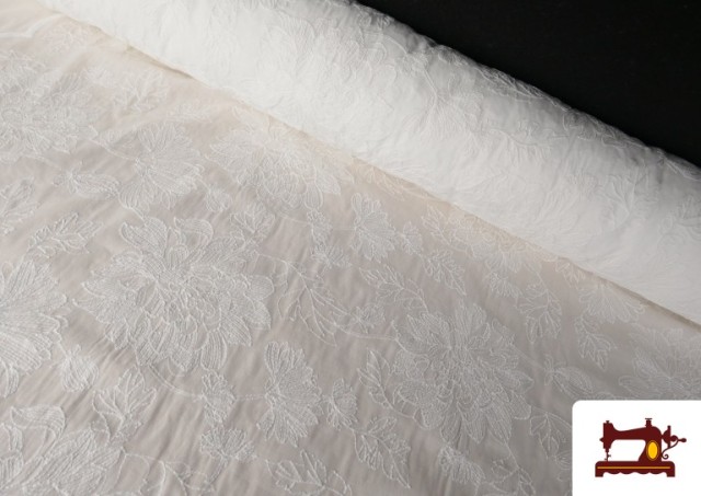 Acheter Tissu de batiste brodée florale avec finition ondulée