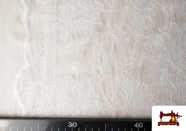 Vente de Tissu de batiste brodée florale avec finition ondulée