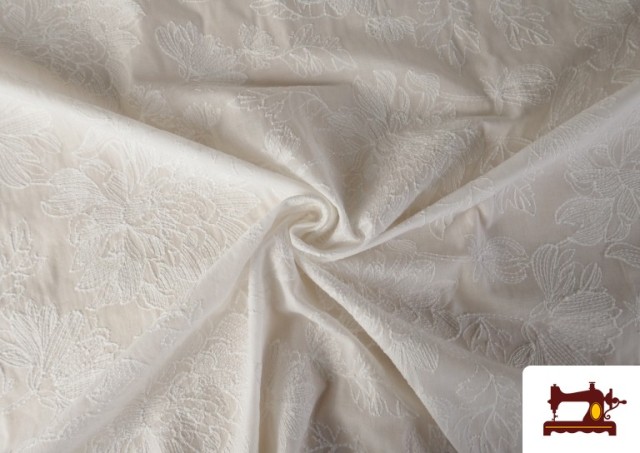 Acheter en ligne Tissu de batiste brodée florale avec finition ondulée